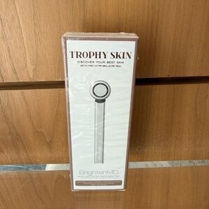 BNIB Trophy Skin BrightenMD Skincare Device - Silver
